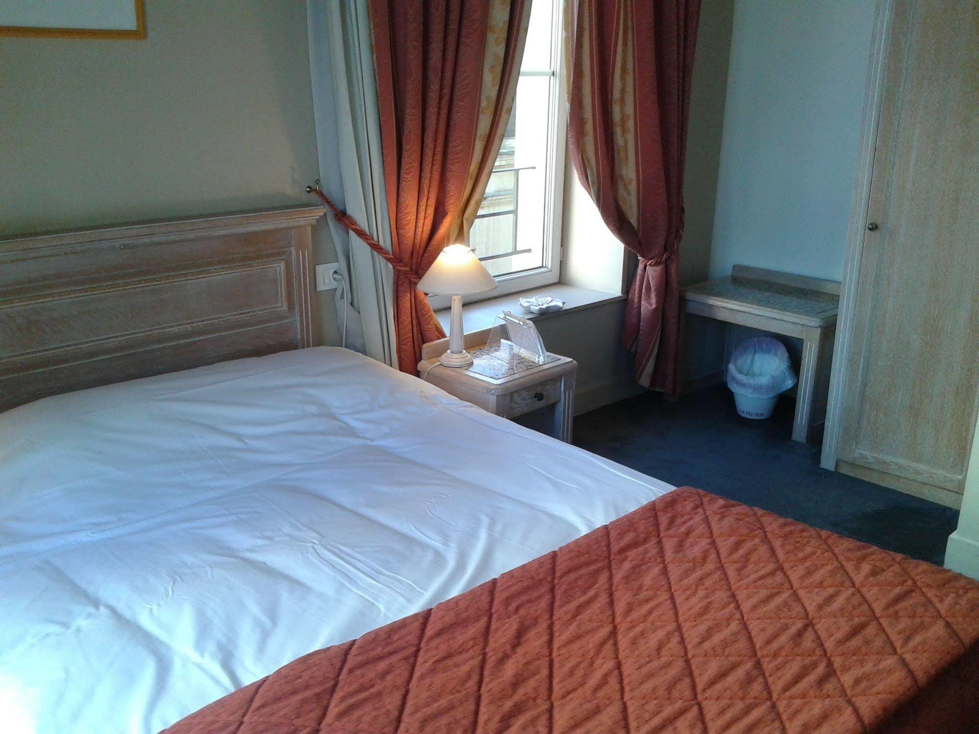 Hotel Brit Aux Sacres Reims, Centre Historique 3*